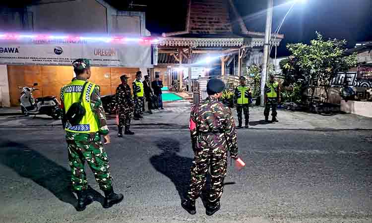 Babinsa koramil 16 pangkur dan banser gelar patroli bersama, wujudkan wilayah aman dan kondusif