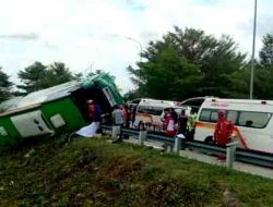 Bus Terguling di Exit Tol Gandulan Pemalang, 4 Korban Meninggal Dunia
