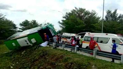 Bus Terguling di Exit Tol Gandulan Pemalang, 4 Korban Meninggal Dunia