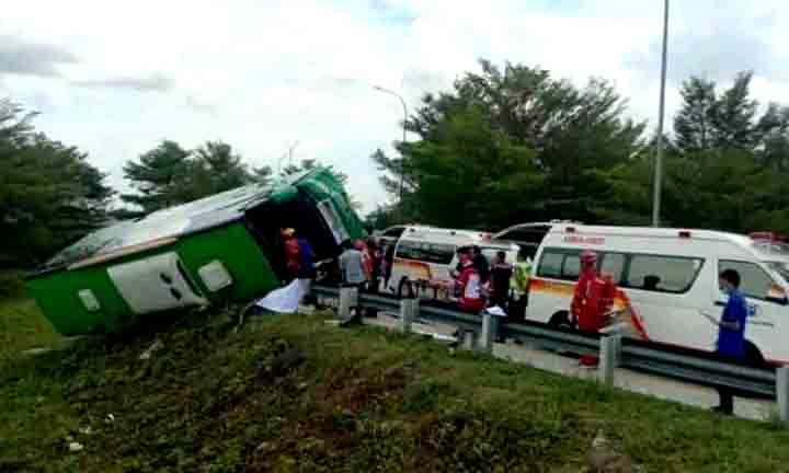 Bus terguling di exit tol gandulan pemalang, 4 korban meninggal dunia 2