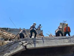 Tim SAR Brimob Polda Jatim Sisir Puing Bangunan Roboh di Ponpes Al Khoziny