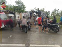 Polisi Ngawi Sigap Bantu Evakuasi Kios Roboh Akibat Angin Kencang di Mantingan