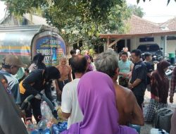 Polri Untuk Masyarakat : Polisi Datangkan Dua Tangki Air Bersih untuk Warga Kenduruhan Pasuruan