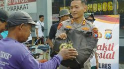 Polres Ponorogo Gelar Baksos, 250 Paket Sembako Dibagikan Untuk Tukang Becak