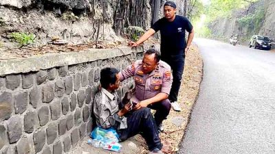 Ipda purnomo evakuasi dua odgj terlantar di gunung girik lamongan