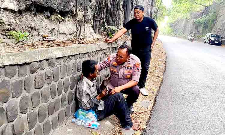 Ipda purnomo evakuasi dua odgj terlantar di gunung girik lamongan