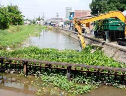 Jaga Kebersihan Sungai, Pemkab Sidoarjo Rutin Bersihkan Sampah di Saringan Mengetan Kanal