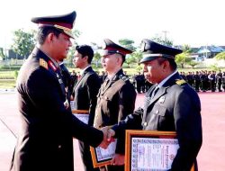 Kapolda kaltara berikan penghargaan