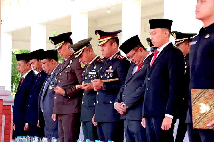 Kapolres lamongan ikuti upacara hari kesaktian pancasila 2025 di alun alun kota