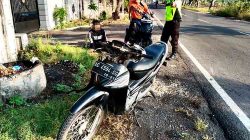 Nyaris Maut di Jalan Tak Rata, Motor Terjungkal! Siapa Bertanggung Jawab?