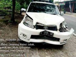 Kecelakaan di Jalur Babat–Jombang KM 4, Toyota Rush Hantam Tronton