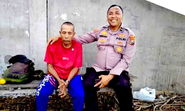 Kisah ipda purnomo polisi lamongan menolong lelaki tua terlantar