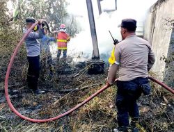 Polisi Ngawi Bersama Masyarakat, Sigap Padamkan Kebakaran Lahan di Area Waterbom Tirtonirmolo Paron
