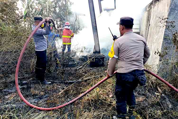 Polisi ngawi bersama masyarakat, sigap padamkan kebakaran