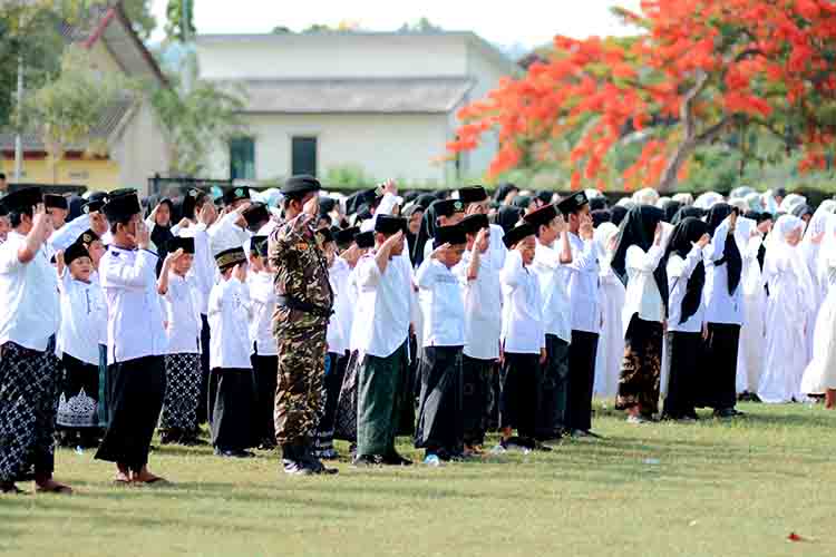 Semarak apel hsn mwc nu kerek 2025, ribuan santri padati lapangan karanglo