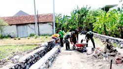 TMMD 126 Kodim 0816/Sidoarjo Ngebut Bangun Plengsengan 150 m di Dusun Kadelesan