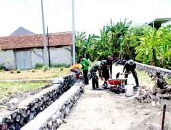TMMD 126 Kodim 0816/Sidoarjo Ngebut Bangun Plengsengan 150 m di Dusun Kadelesan