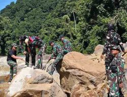 Tim Terpadu Kodam VI/Mulawarman Melaksanakan Peledakan Batu Girem di Sungai Bahau untuk Buka Akses Transportasi Warga