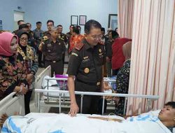 Wabup Sidoarjo dan Kajati Jatim Beri Dukungan Moril Korban Musibah Ponpes Al Khoziny di RSUD R.T. Notopuro