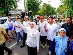 Gubernur Khofifah Ikut Jalan Sehat Hari Santri 2025 di Lamongan, Tegaskan Peran Santri dalam Pembangunan Bangsa
