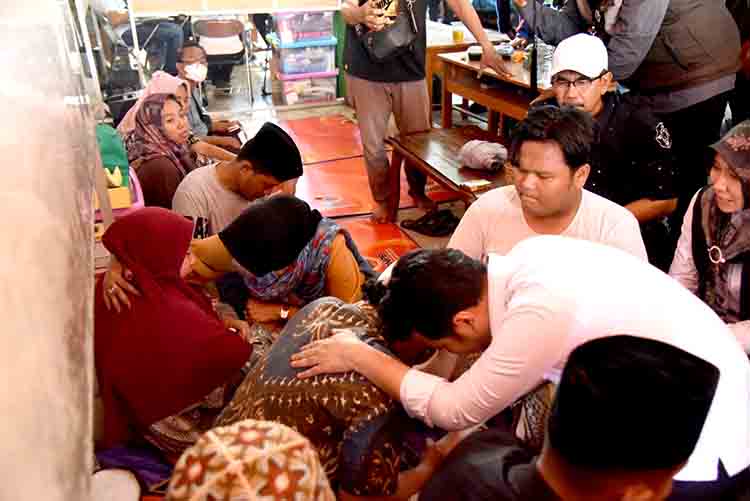 Wagub jatim dan wabup sidoarjo tenangkan wali santri korban 2