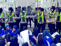 Aksi Humanis, Polwan Bojonegoro Bagi Air Mineral kepada Massa Pengunjuk Rasa