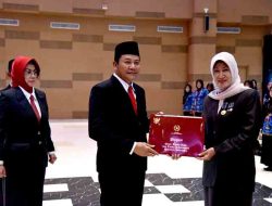 Bupati Serahkan Tanda Kehormatan Satyalancana Karya Satya