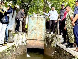 Bupati Subandi Tinjau Lokasi Banjir di Sidoarjo Kota, Instruksikan Perbaikan Drainase dan Pompa Rusak