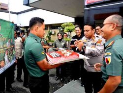 Dandim 0812Letkol Inf Deni Suryo Anggo Digdo Beri Kejutan Di Ulang Tahun Kapolres Lamongan
