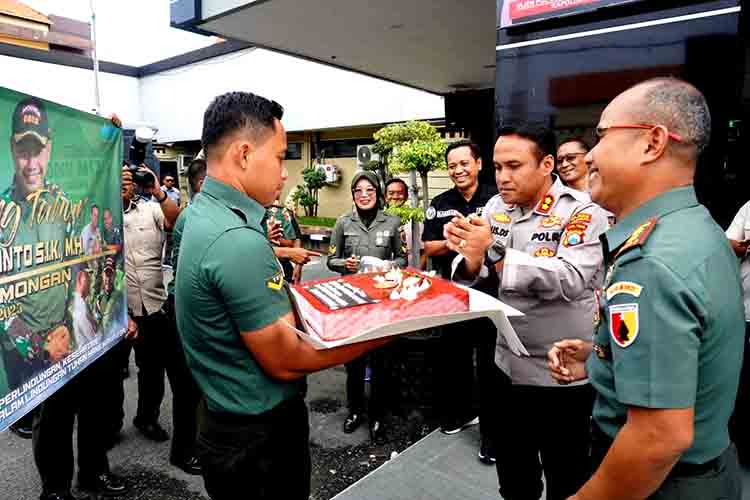 Dandim 0812Letkol Inf Deni Suryo Anggo Digdo