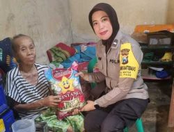 Polwan Polsek Pagu Gelar Jumat Berkah, Bagikan Paket Beras di Desa Wates