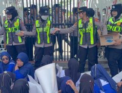 Aksi Humanis: Polwan Bojonegoro Berbagi Air Mineral kepada Massa Unjuk Rasa