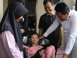 Gadis di Waru Lumpuh sejak Kecil, Bupati Subandi Beri Bantuan Kursi Roda