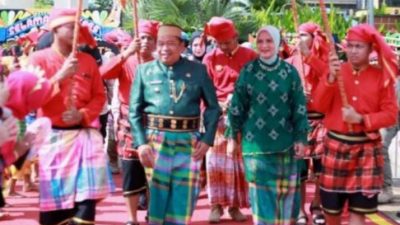 Bupati Takalar Tampil Memukau di HUT ke-705 Gowa, Busana Adat Hijau Simbol Harmoni Dua Saudara Pemimpin Daerah