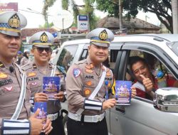 Operasi Zebra Semeru Polres Magetan Berbagi Bunga dan Coklat Ajak Warga Tertib Lalin