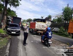 Quick Respon Polsek Babat Evakuasi Truk Patah As Roda di Jalan Raya Simpang 3 Mira