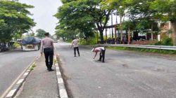 Peduli Keselamatan, Polsek Babat Tandai Jalan Berlubang di Jalur Raya Babat–Lamongan
