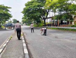 Peduli Keselamatan, Polsek Babat Tandai Jalan Berlubang di Jalur Raya Babat–Lamongan