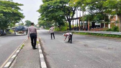 Peduli Keselamatan, Polsek Babat Tandai Jalan Berlubang di Jalur Raya Babat–Lamongan