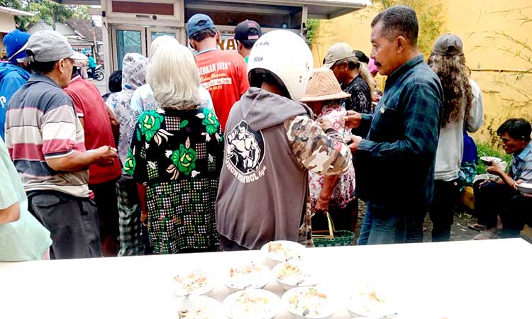 Jumat Berkah, Dinas Bina Marga Kediri Santuni 200 Kaum Dhuafa