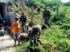 Pelopor Dalam Kemanunggalan TNI dan Rakyat, Babinsa Sitemu Ajak Masyarakat Bersihkan Lingkungan di Bahu Jalan Tol