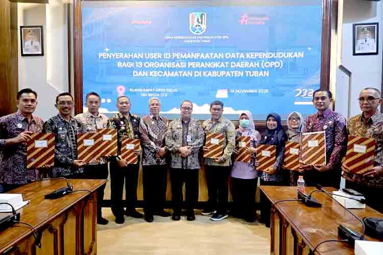 Pemkab Tuban Serahkan User ID Data Kependudukan