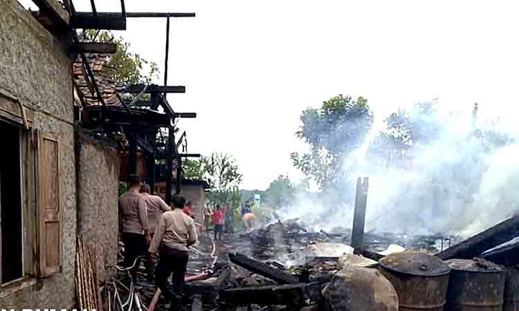 Polisi ngawi sigap bantu evakuasi