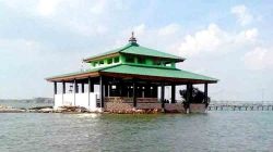 Wisata Religi: Keunikan Makam Syekh Abdullah Mudzakir di Tengah Pantai