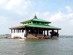 Wisata Religi: Keunikan Makam Syekh Abdullah Mudzakir di Tengah Pantai