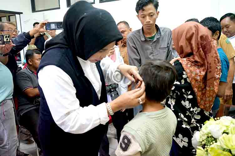 Wabup Sidoarjo Serahkan Alat Bantu Dengar