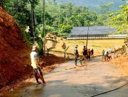 Babinsa Koramil 12/Watukumpul Gotong Royong Bersihkan Sisa Material Lumpur Bersama Warga Desa Tambi