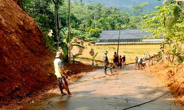 Babinsa Koramil 12 Watukumpul Gotong Royong