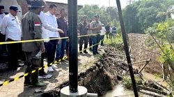 Bupati Sidoarjo Instruksikan Penanganan Cepat Bantaran Sungai Longsor di Prambon