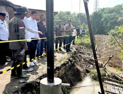 Bupati Sidoarjo Instruksikan Penanganan Cepat Bantaran Sungai Longsor di Prambon